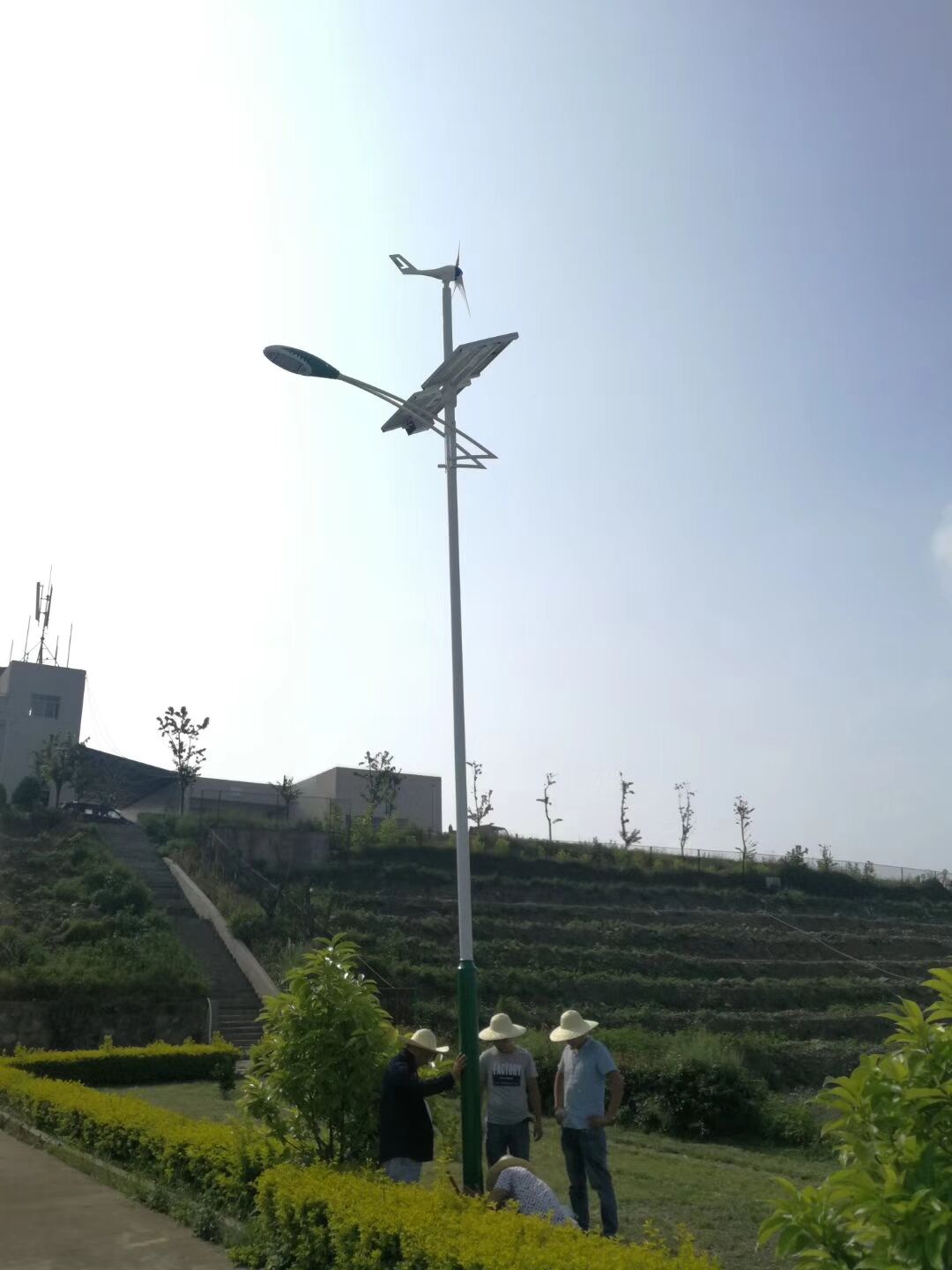 南京恒信彩太阳能风光互补路灯安装.jpg
