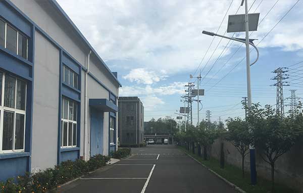 恒信彩厂区风光互补路灯系统案例.jpg
