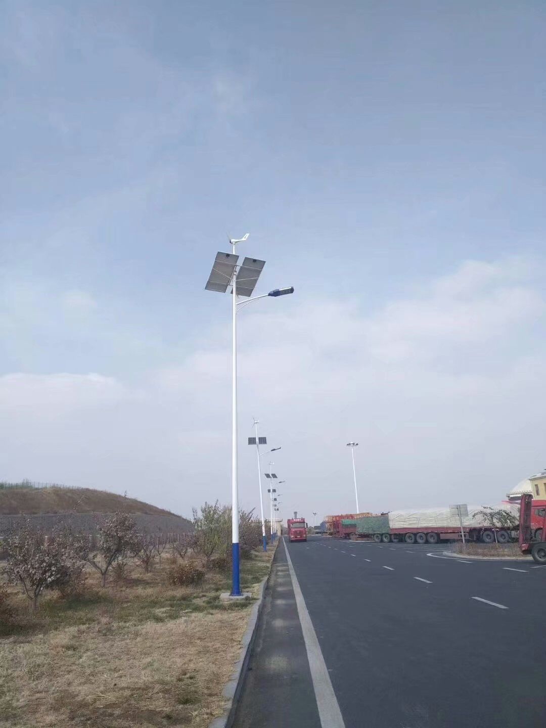 南京恒信彩风光互补照明系统，设备配置功率300W.jpg
