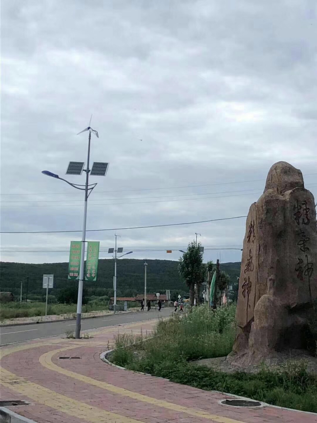 南京恒信彩300W风光互补发电系统成功应用在内蒙道路上.jpg