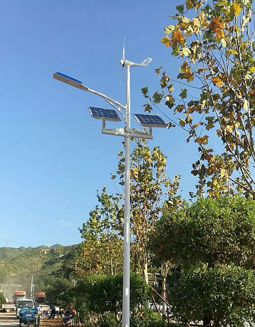 南京恒信彩300W风光互补发电机成功应用在城市道路上.jpg