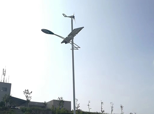 南京恒信彩300W风光互补发电机为四川郫都县乡村道路点燃光亮