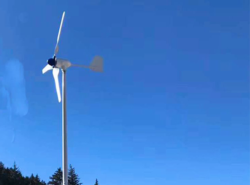 南京恒信彩风光互补离网发电案例 设备配置功率为风机500W