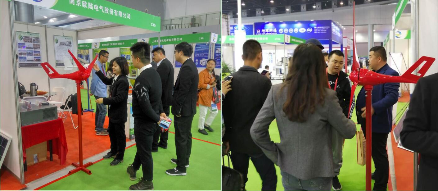南京恒信彩现场工作人员为客户讲解风力发电机.jpg